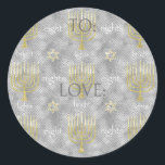 Hanukkah Elegant Stickers (1 1,2 tum/3 tum) Runt Klistermärke<br><div class="desc">Hanukkah/Elegantens Helgdag-klistermärken. Välj mellan 1/2- och 3-tums klistermärken. Anpassa genom att ta bort eller ersätta "Till: Kärlek" med ditt eget meddelande. Välj ditt favoritteckensnitt storlekt, stil och färg. Tack för att du stannade och shoppade förbi! Ditt företag är mycket uppskattat! Lycklig Hanukkah! Form: Klassisk rund etikett Gör din unika stil-stift...</div>