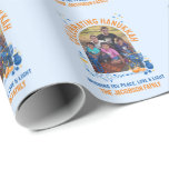 HANUKKAH FAMILY Anpassade Photo Presentpapper<br><div class="desc">Anpassningsbar familj HANUKKAH Wrapping Papper med ANPASSADE TEXT OCH FOTO. Lägg till information och ladda upp fotot på lodrät. Utformningen har den bågformade fönsterdesignen med Hanukkah inslag. Matchningsskjortor,  presenter och party-artiklar tillgängliga. Se till att familjen återförenas av högerna!</div>