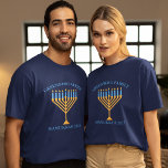 Hanukkah Family Reunion Personlig Menorah T Shirt<br><div class="desc">Cute anpassningsbar Hanukkah t-shirts för en judisk familjeåterförening eller Chanukah party med synagog. Anpassa med eget efternamn eller gruppinformation i blått runt söt menorah.</div>
