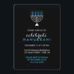 Hanukkah Firande med Silver Menorah på Svarta have Inbjudningar<br><div class="desc">Om du tittar för en snyggt,  öga kommer till inbjudan med dina gäster till Hanukkah party,  så är det här! En elegant som har en silver-menorah med blå ljus och en mörkens svarta bakgrund. Texten är i silver och turkos.</div>