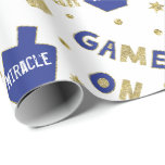 Hanukkah Gift Wrap, ett Underbarare Miracle inträf Presentpapper<br><div class="desc">Hanukkah "Chanukah GAME ON, Ett Underbarare Miracle hände här"Anpassa genom att ta bort text, ett Underbarare Miracle hände här och ersätta med din egen text. Välj ditt favoritteckensnitt stil, färg och storlekare. Välj mellan 4 stilar och 5 storlekar för papprare radbyte. Njut av och tack för att du stannade och...</div>