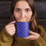 Hanukkah Guld Dreidel Star of David Menorah Blue Mugg<br><div class="desc">Firar Hanukkah i stil med detta vackra mugg med en festlig utformning av guld Dreidel, David stjärna och Menorah på en mjuk blå bakgrund. Lägg dina favoritdrycker i helgdag med lite elegans och tradition. Vare sig det är för dig själv eller en tänkbar gåva kommer den Hanukkah-temade mugg säkert att...</div>