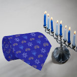 Hanukkah Guld Dreidel Star of David Menorah Blue Slips<br><div class="desc">Dress för att imponera på Hanukkah med Guld Dreidel, David stjärna och Menorah slips! Den här tiden är ditt perfekt tillbehör för att visa upp festligheterna. Med sin elegant med guld Dreidels, David Stars och Menorahs i rikens blå bakgrund tillför den en smula sofistikering till din Hanukah-sensemble. Oavsett om du...</div>