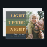 Hanukkah Guld Light Up Night Photo Helgdag Card<br><div class="desc">Vår Hanukkah/Chanukah Guld Light Helgdag Nattkortet är ett elegant,  klassande,  fräckt sätt att  din Hanukkah/ Chanukah önskemål med vänner,  familj och kunder den här julhelgen! Med plats att anpassa med ditt namn och med foto. Fråga? skicka ett meddelande till oss eller skicka ett e-postmeddelande till bestdresssedbread@gmail.com. Lycklig Chanukah!</div>