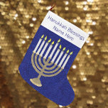 Hanukkah Guld Menorah Elegant Chrismukkah Stor Julstrumpa<br><div class="desc">Den här eleganten förvandlar Menorah-designen i mjuka golder, vita och rik marinblått till ett Chrismukah-lager! Perfekt för familjer mellan trosinriktningar som blandar sina helgdagar, denna charmerande Hanukkah-lagring kan hängas av skorsten med omsorg i åtta dagar och nätter. Min ursprungliga Menorah-teckning gör den unik och din personlig gör den här lagret...</div>