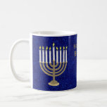 Hanukkah Guld Menorah Gift eller Helgdag Kitchen Kaffemugg<br><div class="desc">Välj den här eleganten guld och djupt blå Hanukkah mugg som en gåva till någon speciell eller bygg ett set för ditt eget helgdag-kök. Den här guld-tonssymbolen med nio vita ljus som sätts på en bakgrund av faux gnistra navy blue är min ursprungliga design och erbjuds uteslutande i min butik...</div>