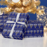 Hanukkah Guld Menorah Mönster personaliserar detta Presentpapper<br><div class="desc">Hanukkah-roligtens åtta nätter med denna klassiska Menorah-papper som omsluter mönster. Rader av guld och vita Menorahs i två storlekar är sprinklade mellan er anpassningsbar i färg i guld på rikens mörk blått bakgrund. Hanukkah Blessings kan bytas till Lycklig Chanukah om du så önskar och utrymmet för Er text här kan...</div>