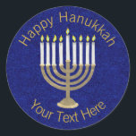 Hanukkah Guld Menorah på Rik Blue Background Runt Klistermärke<br><div class="desc">En klassisk Hanukiah-design i guld och vitt på en djup blå bakgrund i gnistran har plats för personligen som skapar denna runda dekal som ett unikt tillägg till din Hanukkah-firande. Använda de här Hanukkah-klistermärkena på utskick, spruta på en gåva till paket eller slänga dem i favoritpåsar som party favors. Det...</div>