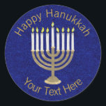 Hanukkah Guld Menorah på Rik Blue Background Runt Klistermärke<br><div class="desc">En klassisk Hanukiah-design i guld och vitt på en djup blå bakgrund i gnistran har plats för personligen som skapar denna runda dekal som ett unikt tillägg till din Hanukkah-firande. Använda de här Hanukkah-klistermärkena på utskick, spruta på en gåva till paket eller slänga dem i favoritpåsar som party favors. Det...</div>