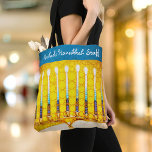 Hanukkah Gult Guld Menorah Modern Anpassat namn Tygkasse<br><div class="desc">Ett närliggande foto av ett ljust, färgstarkt, gult guld-artsy-menyfoto hjälper dig att sätta dig in i helgdag av Hanukkah i stil. Känn julhelgens värme och glädje när du användor den här bedövande, färgstarka Hanukkah-personligen namn till väskan. Matchningskort, klistermärken, serveringsbrickor och andra produkter finns i min uppsamling "Hanukkah Colorful, Artsy Menorah"....</div>