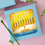 Hanukkah Gult Guld Menorah Teal Blue eget namn Fyrkantigt Klistermärke<br><div class="desc">Ett närliggande foto av ett ljust, färgstarkt, gult guld-artsy-menyfoto hjälper dig att sätta dig in i helgdag av Hanukkah. Känn julhelgens värme och glädje när du användor det här bedövande, färgstarka Hanukkah-dekalet. Matchningskort, frimärke, tote bags, serveringsbrickor och andra produkter finns i min "Hanukkah Colorful, Artsy Menorah"-butik. Använda det här för...</div>