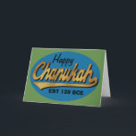 Hanukkah-hälsningskort/kuvert "Retro Chanukah" Helgkort<br><div class="desc">Hanukkah Greeting Card innehåller ett vitt kuvert. Retro "Lycklig Chanukah EST 139 BCE" Anpassa genom att ta bort, "Lycklig" och "EST 139 BCE" och ersätta med ditt eget ord. Välj ditt favoritteckensnitt stil, färg, storlek och text. Skriva på den tomma sidan för att uttrycka ditt bästa önskemål för en underbar...</div>