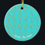 Hanukkah Hanging Guld Charms Circle Ornament<br><div class="desc">Hanukkah Hanging Guld Dreidel and Star Charms Circle Ornament. (2 sidor) Anpassa båda sidor genom att ta bort text på dekoratet och ersätta med en egen. Skriv sedan in ditt eget ord i ditt favoritteckensnitt färg, storlekt och stil. Tack för att du stannade och shoppade förbi. Mycket uppskattat! Lycklig Chanukah/Hanukkah!...</div>