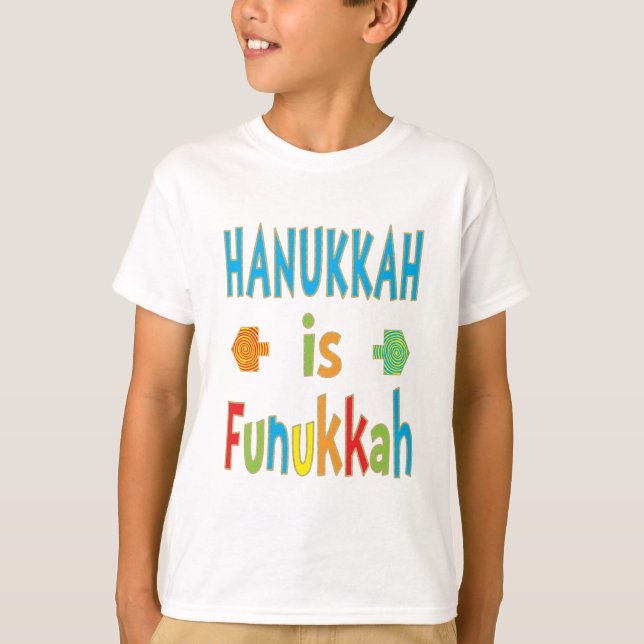 "Hanukkah is Funukkah" T-Shirt med Dreidels (Framsida)