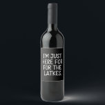 Hanukkah, jag är här för latkarna judisk vinflaska etikett<br><div class="desc">Hanukkah,  jag är här för latkens judiska Helgdag</div>