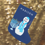 Hanukkah Jewish Snögubbe Menorah SML Chrismukkah Liten Julstrumpa<br><div class="desc">Anpassa detta förtjusande snögubbe-lager för Chrismukah eller Hanukkah. Den här dubblan är vid sidan av jul- eller Chrismukah-lagret enkelt att anpassa med en namn i vit text på den mörk blått bakgrunden med hjälp av de enkla textmallarna. I sin ljusblå stjärna av David mönster scarf med sitt mycket ljusblå Menorah...</div>