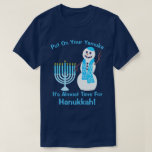 Hanukkah Jewish Snögubbe satte på er Yamuka-Roligt Tee<br><div class="desc">Sätt på dig Yamuka, det är nästan dags för Hanukkah! Den här roliga Hanukkah T-skjortan med text som du kan anpassa mina väktande snögubbe, klädd i hans ljusblå Yamuka och matchande scarf med en stjärna av David mönster, som står bredvid sin blek blå Menorah med blåljus från himmel. Detta söta...</div>