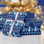 Hanukkah judish Snögubbe Menorah personaliserar de Presentpapper<br><div class="desc">Festive personlig Lycklig Hanukkah som slår papper. Blå Menorahs och lycklig snögubbar med blå scarf med en vit stjärna av David-design, deras snöhalsar fyllda med matchande kippahs. Presentera dina Hanukkah-gåvor i stil med en sorts blå rand-presentfigursättning. Ta en titt på de matchande presentförpackningarna, t.ex. presentsäckar, presentväskor, märkre, vävnad, band med...</div>