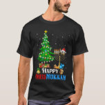 Hanukkah Julfonen Merry Lycklig Chrismukkah T Shirt<br><div class="desc">Märket Merry Lycklig Chrismukah är avsett för en judisk familj,  judiska vänner och alla som kärlek firar Hanukkah,  Chanukah,  judisk jul eller judisk helgdag med dreidel,  menorah.</div>