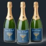 Hanukkah Kärlek & Light Anpassningsbar Menorah Blu<br><div class="desc">Cute anpassningsbar Kärlek och Light Hanukkah champagne flaska för en judisk familj eller Chanukah party med synagog. Anpassa med eget efternamn eller gruppinformation i blått under söt guld-menorah till ge som gåvor.</div>