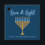 Hanukkah Kärlek & Light Anpassningsbar Menorah Blu Gåvor Etiketter<br><div class="desc">Cute anpassningsbar Kärlek och Light Hanukkah-partiet förespråkar märkre för en judisk familj Chanukah-middag firande med synagog. Anpassa den här söt dekoratorn med ditt eget efternamn eller gruppinformation i blått under söt guld menorah.</div>