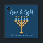 Hanukkah Kärlek & Light Anpassningsbar Menorah Blu Gåvor Etiketter<br><div class="desc">Cute anpassningsbar Kärlek och Light Hanukkah-partiet förespråkar märkre för en judisk familj Chanukah-middag firande med synagog. Anpassa den här söt dekoratorn med ditt eget efternamn eller gruppinformation i blått under söt guld menorah.</div>