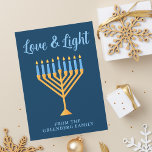 Hanukkah Kärlek & Light Anpassningsbar Menorah Blu Julkort<br><div class="desc">Cute anpassningsbar Kärlek och Light Hanukkah-kort för en judisk familj eller en Chanukah party med synagog. Anpassa med eget efternamn eller gruppinformation i blått under söt guld menorah.</div>