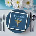 Hanukkah Kärlek & Light Anpassningsbar Menorah Blu Pappersservett<br><div class="desc">Cute anpassningsbar Kärlek och Light Hanukkah papper napkin för en judisk familjemiddag eller en Chanukah party med synagog. Anpassa den här söt dekoratorn med ditt eget efternamn eller gruppinformation i blått under söt guld menorah.</div>