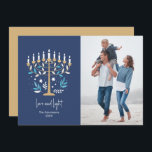 Hanukkah Kärlek & Light Blommigt Menorah-fotokort Julkort<br><div class="desc">Hanukkah Kärlek & Light Blommigt Menorah Photo Card. Anpassa anpassningsbarna ovan. Du hittar ytterligare samordningsobjekt i vår "Blommigt Hanukkah Menorah och Dreidel"-samling.</div>
