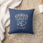 Hanukkah Kärlek & Light Blommigt Menorah Kudde<br><div class="desc">Hanukkah Kärlek & Light Blommigt Menorah Dekorativ kudde. Anpassa anpassningsbarna ovan. Du hittar ytterligare samordningsobjekt i vår "Blommigt Hanukkah Menorah och Dreidel"-samling.</div>