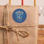 Hanukkah Kärlek & Light Blommigt Menorah Runt Klistermärke<br><div class="desc">Hanukkah Kärlek & Light Blommigt Menorah-klistermärken. Anpassa anpassningsbarna ovan. Du hittar ytterligare samordningsobjekt i vår "Blommigt Hanukkah Menorah och Dreidel"-samling.</div>