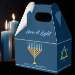 Hanukkah Kärlek och Light Menorah Anpassningsbar B Presentaskar<br><div class="desc">Cute anpassningsbar Kärlek och Light Hanukkah-partyt för judiska familjegåvor i Chanukah party eller synagog. Anpassa med eget efternamn eller gruppinformation i blått runt söt guld och blå menorah.</div>