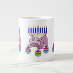 Hanukkah    KittyCoffee Mugg<br><div class="desc">Den berömvärda Lycklig Hanukkah Kattunge-drömmardrömmen om roligt framför en traditionell judisk menorah är perfekt för Chanukah-gåvor och presentidéer för helgdagarna.</div>