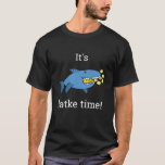 Hanukkah Latke Time/Mörk Färg Shirt T Shirt<br><div class="desc">"Det är dags" Shirt. Anpassa genom att ta bort text och lägga till egna. Använda ditt favoritteckensnitt färg, stil och storlekt. Tack för att du stannade och shoppade förbi! Mycket uppskattade. Lycklig Chanukah/Hanukkah!!! Stil: Grundläggande Mörk T-Shirt Comfortable, avslappnad och lös montering. Vår tungviktande mörk färg t-shirt blir snabbt en av...</div>