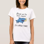 Hanukkah Latke Time/Women's Basic T-Shirt<br><div class="desc">"Det är dags" Shirt. Anpassa genom att ta bort text och lägga till egna. Använda ditt favoritteckensnitt färg, stil och storlekt. Tack för att du stannade och shoppade förbi! Mycket uppskattade. Lycklig Chanukah/Hanukkah!!! Stil: Women's Basic T-Shirt Den här grundläggande t-shirt-skjortan har en avslappnad passning för kvinnans form. Den här t-tröjan...</div>