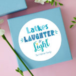 Hanukkah Latkes LaughLight Modern Typography Runt Klistermärke<br><div class="desc">"Skrattar, skratt och ljus." Roligt, vismisk, handgjord typografi i dammig blått, turkos och teal mot vit bakgrund, hjälper dig att färga dig i Hanukkah. Känn julhelgens värme och glädje när du användor den här häpnadsväckande, färgstarka, personlig, anpassade namnet Hanukkah-dekalen. Du kan välja mellan en rund eller fyrkantig form i en...</div>