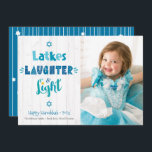 Hanukkah Latkes LaughLight Photo Rustic Wood Julkort<br><div class="desc">"Skrattar, skratt och ljus." Roligt, vismisk, handgjord typografi tillsammans med David-stjärnor i dammig blått, turkos och teal på en rustik, vit träbakgrund, tillsammans med fotot som du själv väljer, hjälper dig in i Hanukkah. Hand plockade, vitt linjer och slumpmässiga stjärnor av David mönster täcker över en tealbakgrund på baksidan. Känn...</div>