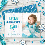 Hanukkah Latkes LaughLight Photo Rustic Wood Julkort<br><div class="desc">"Skrattar, skratt och ljus." Roligt, vismisk, handgjord typografi tillsammans med David-stjärnor i dammig blått, turkos och teal på en rustik, vit träbakgrund, tillsammans med fotot som du själv väljer, hjälper dig in i Hanukkah. Hand plockade, vitt linjer och slumpmässiga stjärnor av David mönster täcker över en tealbakgrund på baksidan. Känn...</div>
