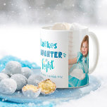 Hanukkah Latkes LaughLight Roligt 2 Photo Anpassni Kaffemugg<br><div class="desc">"Skrattar, skratt och ljus." Roligt, vismisk, handgjord typografi i dammig blått, turkos och teal på vit bakgrund, tillsammans med två foton som du själv väljer, hjälper dig att gå in i Hanukkah. Känn julhelgens värme och glädje varje gång du användor den här snyggten och den moderna personlig 2-fotot för helgdag...</div>