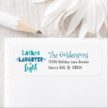 Hanukkah Latkes Skratt Light Modern Custom Name Returadress Etikett<br><div class="desc">"Skrattar, skratt och ljus." Roligt, vismisk, handgjord typografi i dammig blått, turkos och teal mot vit bakgrund, hjälper på ett lysande sätt till att dekorera kuverten för Hanukkah. Känn julhelgens värme och glädje när du användor den här roligten, enkel, modern, anpassningsbar, returadressetikett för helgdag. Det finns också matchningskort, pappra omslag,...</div>