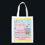 Hanukkah Lycklig Cat och Mouse Återanvändbar Påse<br><div class="desc">Hanukkah Lycklig Cat and Mouse, vit tvåsidig påse. All inslag kan redigeras. All redigerbar text kan tas bort och ersättas med ett eget meddelande. Använda ditt favoritteckensnitt färg, storlek och stil. Lycklig Hanukkah/Chanukah! Stil: Återanvändbar väska grönt och rädda planeten med vår återanvändbara matkasse! Den här väskan är gjord med en...</div>