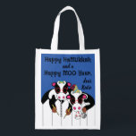 Hanukkah Lycklig Cows Återanvändbar Påse<br><div class="desc">Hanukkah Lycklig Cows, vit tvåsidig påse. All inslag kan redigeras. All redigerbar text kan tas bort och ersättas med ett eget meddelande. Använda ditt favoritteckensnitt färg, storlek och stil. Lycklig Hanukkah/Chanukah! Stil: Återanvändbar väska grönt och rädda planeten med vår återanvändbara matkasse! Den här väskan är gjord med en lätt polyesterväv...</div>
