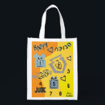Hanukkah Lycklig Dancing Dreidels Återanvändbar Påse<br><div class="desc">Hanukkah Lycklig dansar Dreidels vit tvåsidig påse. All inslag kan redigeras. All redigerbar text kan tas bort och ersättas med ett eget meddelande. Använda ditt favoritteckensnitt färg, storlek och stil. Lycklig Hanukkah/Chanukah! Stil: Återanvändbar väska grönt och rädda planeten med vår återanvändbara matkasse! Den här väskan är gjord med en lätt...</div>
