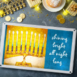 Hanukkah Menorah Artsy Gult Guld Shining Bright Bricka<br><div class="desc">"Shining bright hela natten." Ett närfoto av en ljusstark, färgstark, gult guld-artsy-menorah-foto med tealaccenter hjälper dig in i helgdag av Hanukkah i stil. Känn julhelgens värme och glädje när du användor den här fantastiska, färgstarka hanukkah som serverar brickan. Fyra storlekar att välja mellan: små, medelstora, stora och stora extra samt...</div>