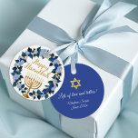 Hanukkah Menorah Blommigt Gift Märkre Gåvor Etiketter<br><div class="desc">Lägg till en fin och elegant vid dina Hanukah-presenter med den här runda presentens märkre med en gyllene menorah omgiven av en vacker vattenfärgsutandning i blått, och marint blommigt. På baksidan finns utrymme för ditt personlig-meddelande under David Star. Perfekt för Hanukkah presenter, party favors eller hemlagade varor, dessa märkre för...</div>
