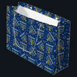 Hanukkah Menorah Blue Star Jewish Large Gift Bag<br><div class="desc">Hanukkah Menorah,  blå stjärna,  judisk,  mönster-presentväska.</div>