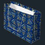 Hanukkah Menorah Blue Star Jewish Large Gift Bag<br><div class="desc">Hanukkah Menorah,  blå stjärna,  judisk,  mönster-presentväska.</div>