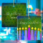 Hanukkah Menorah Candle Script Namn Grönt Keepsaké<br><div class="desc">"Lycklig Hanukkah." En lekfull, modern, konstgjord illustration av boho mönster-ljus hjälper dig att skjuta in helgdag av Hanukkah i stil. Blåljus med färglöst faux foil mönster täcker över en rik, djup grönt texturerad bakgrund. På baksidan anpassar du dig med din familj namn och år, över en liten mörk grönt stjärna...</div>