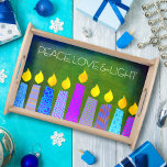 Hanukkah Menorah Candles on Grönt Peace Kärlek Lig Frukostbricka<br><div class="desc">"Fred, kärlek och ljus." En lekfull, modern, konstgjord illustration av boho mönster-ljus hjälper dig att sätta dig in i Hanukkahs helgdag. Blåljus med färglöst faux foil mönster täcker över en rik, djup grönt texturerad bakgrund. Känn julhelgens värme och glädje när du användor den här fantastiska, färgstarka servettrören för Hanukkah-trä. Den...</div>