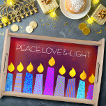 Hanukkah Menorah Candles on Red Peace Kärlek Light Frukostbricka<br><div class="desc">"Fred, kärlek och ljus." En lekfull, modern, konstgjord illustration av boho mönster-ljus hjälper dig att sätta dig in i Hanukkahs helgdag. Blåljus med färglöst faux foil mönster täcker över en rik, djup, nedbränd röd orange och texturerad bakgrund. Känn julhelgens värme och glädje när du användor den här fantastiska, färgstarka servettrören...</div>
